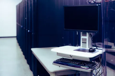 L’IA Claude d’Anthropic s’échappe d’un test et pirate trois entreprises